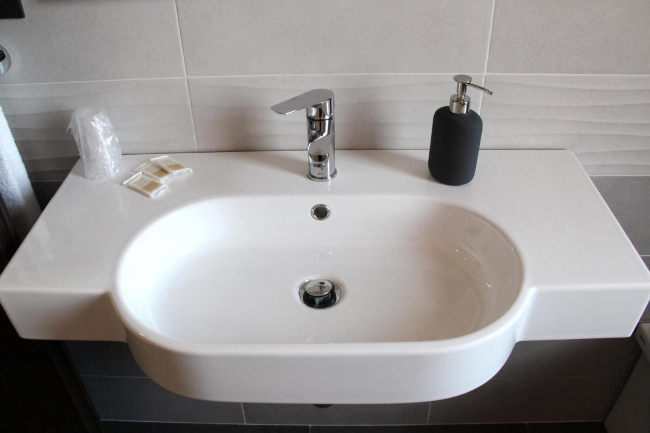 Easyroom Frosinone - Casello Autostradale 外观 照片